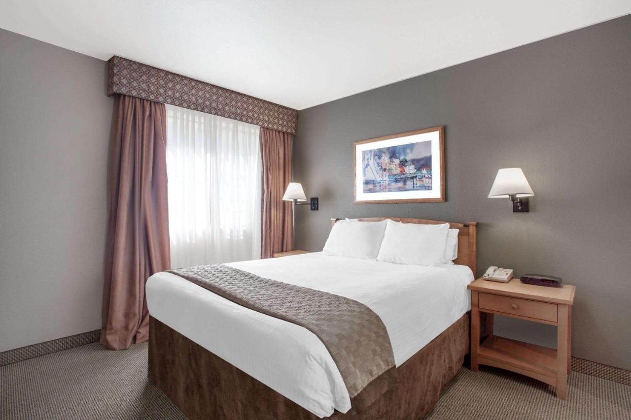 Hawthorn Suites By Wyndham Kent, Wa Exterior photo