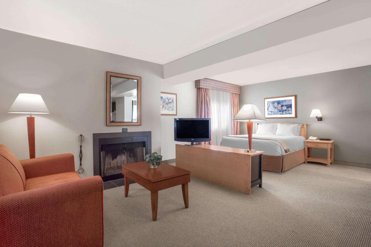 Hawthorn Suites By Wyndham Kent, Wa Exterior photo