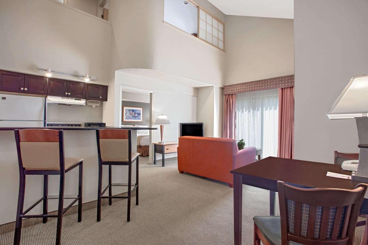 Hawthorn Suites By Wyndham Kent, Wa Exterior photo